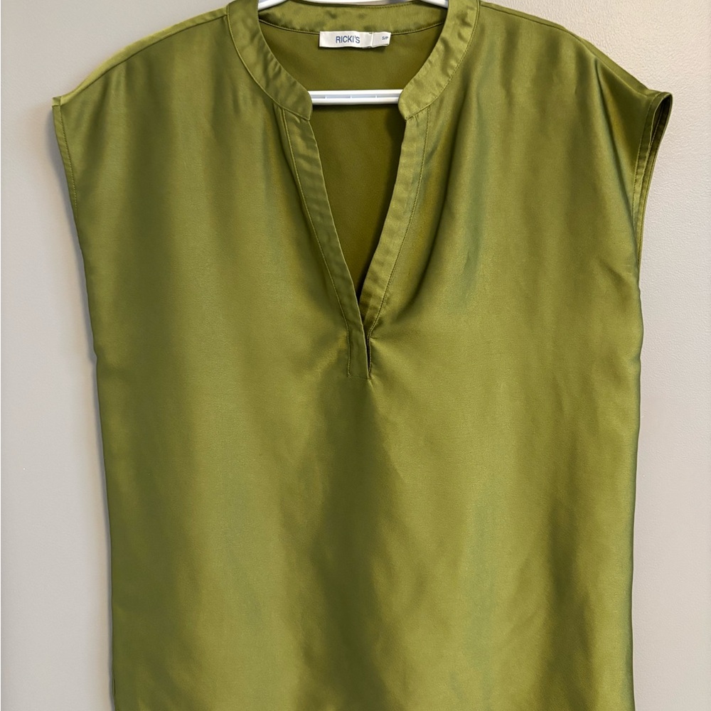 Ricki’s short sleeve V-neck blouse